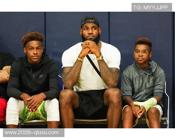 詹姆斯与三个孩子同穿6号球衣合影分享家庭温馨时刻 詹姆斯与三个孩子同穿6号球衣合影分享家庭温馨时刻