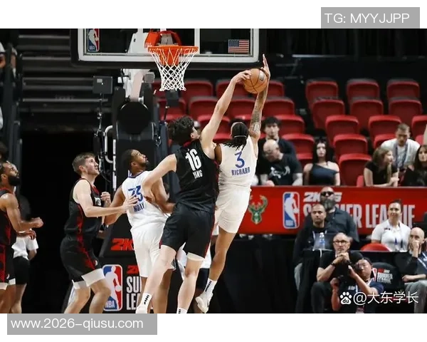 德拉蒙德半场高效发挥10分9篮板关键抢断与封盖助力球队表现出色 德拉蒙德半场高效发挥10分9篮板关键抢断与封盖助力球队表现出色