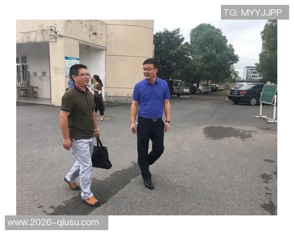 瓜帅赛后与主裁亲切交流竖起大拇指表达赞赏与尊重